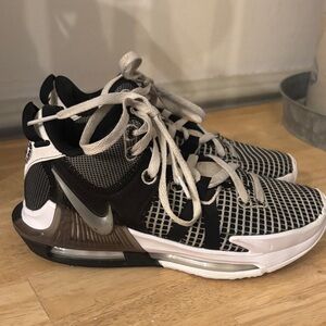 Nike LeBron Witness 7 basketball shoes Size 4